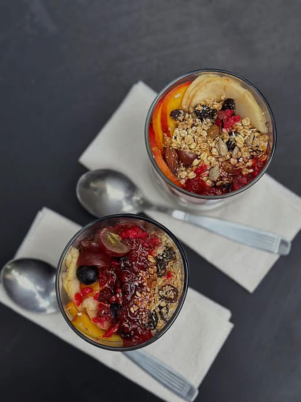 Bowls de yogur con granola casera y frutos rojos