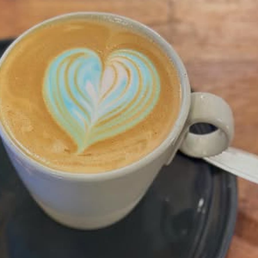 Flat white de Demente con arte latte de corazón