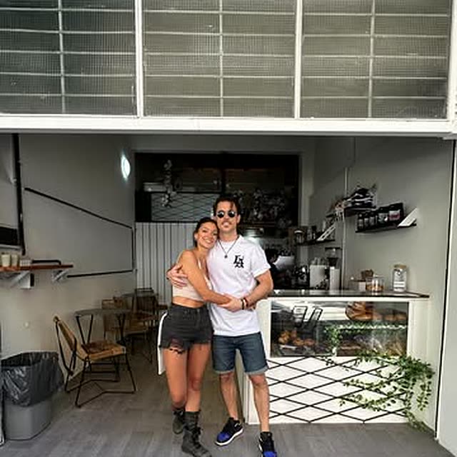 Vicky y Stephano en la puerta del local