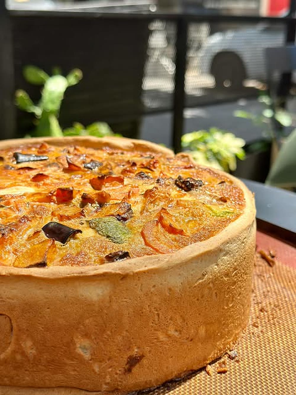 Tarta artesanal de Demente con frutas de estación por encima